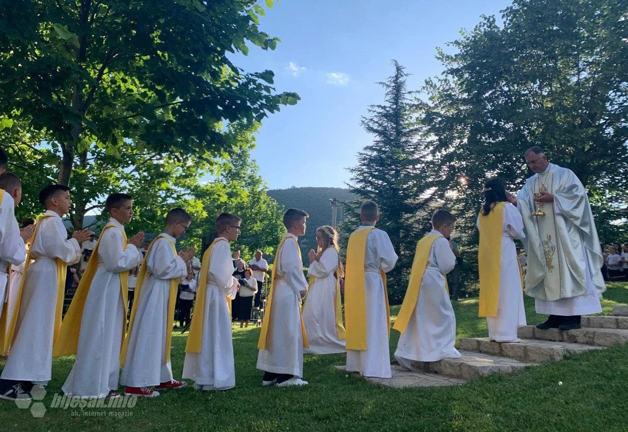 Blagdan Srca Isusova u Potocima: Sakrament pričesti primilo 16 prvopričesnika