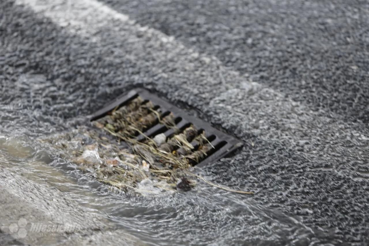 Mostar nakon kiše - zastoji, gužve i snalažljivi vozači
