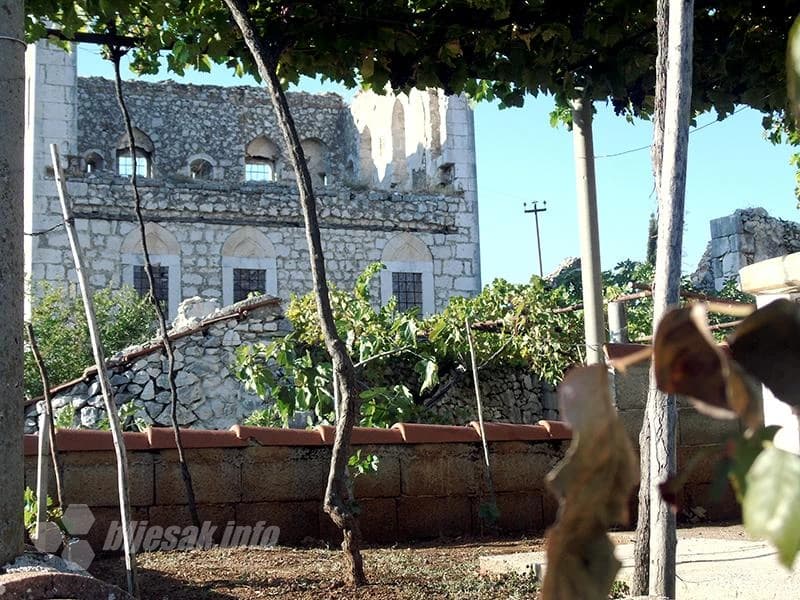 Detalj s Pašića kule u Bivoljem Brdu