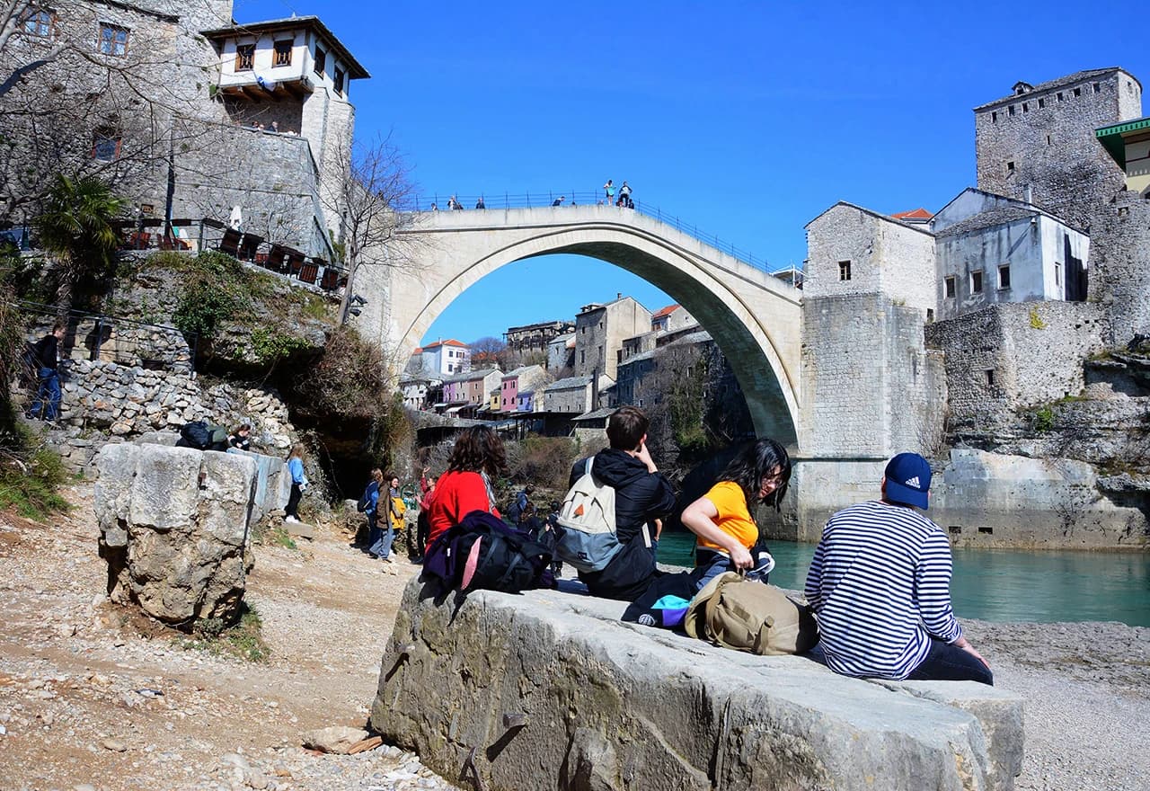 Turisti uživaju u prizoru suncem okupanog Starog mosta