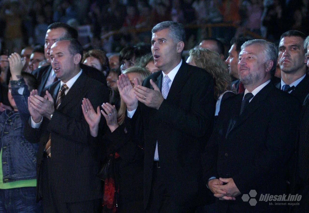 Pjesma na mostarskom stadionu 2006.