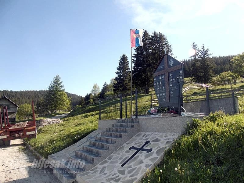 Spomenik poginulim borcima VRS u Donjim Korićanima