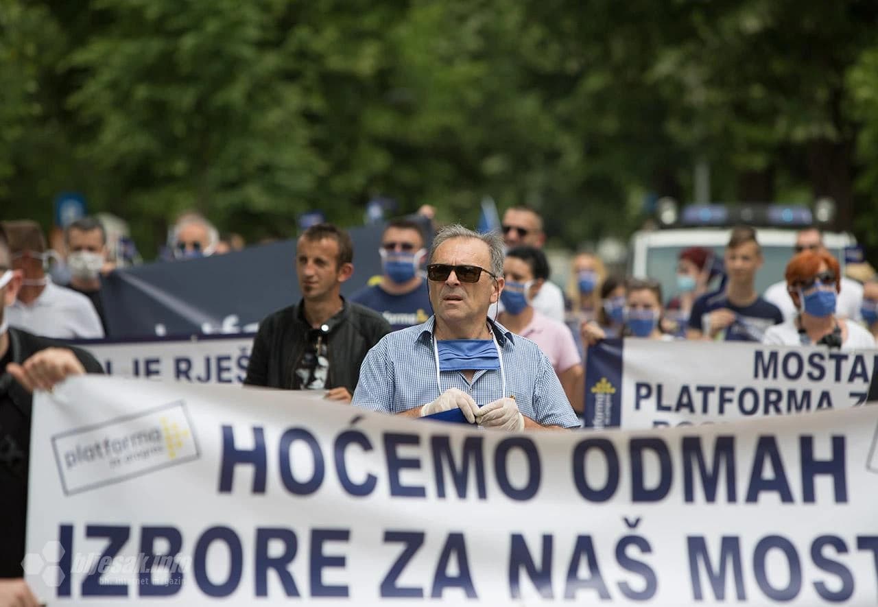 Mirna šetnja Platforme za progres zbog neraspisivanja izbora u Mostaru 