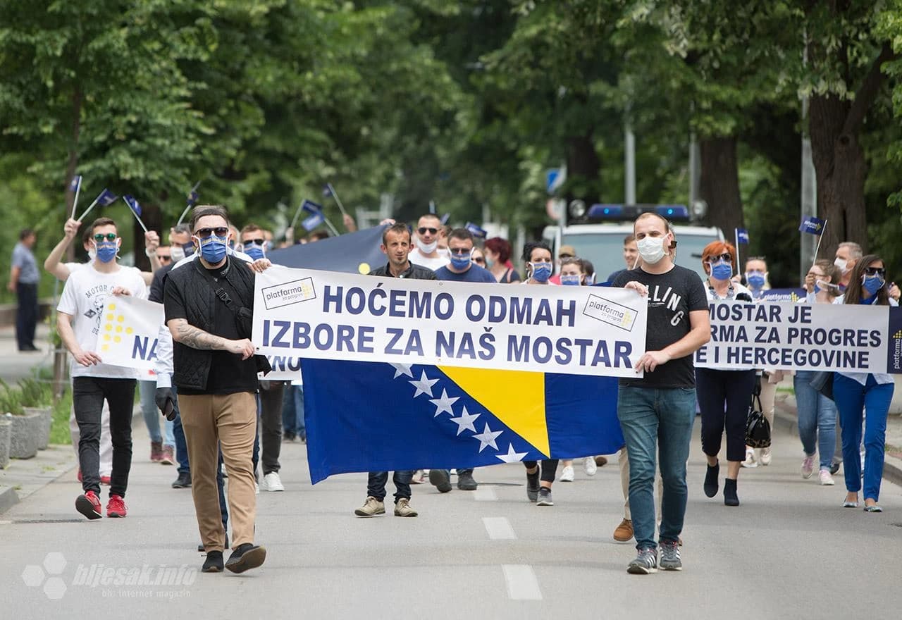 Mirna šetnja Platforme za progres zbog neraspisivanja izbora u Mostaru 