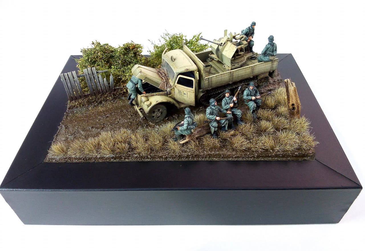 V3000S/SS M Maultier with Flak 38 A/A Gun. IBG Models 1/72 scale. Caesar figures