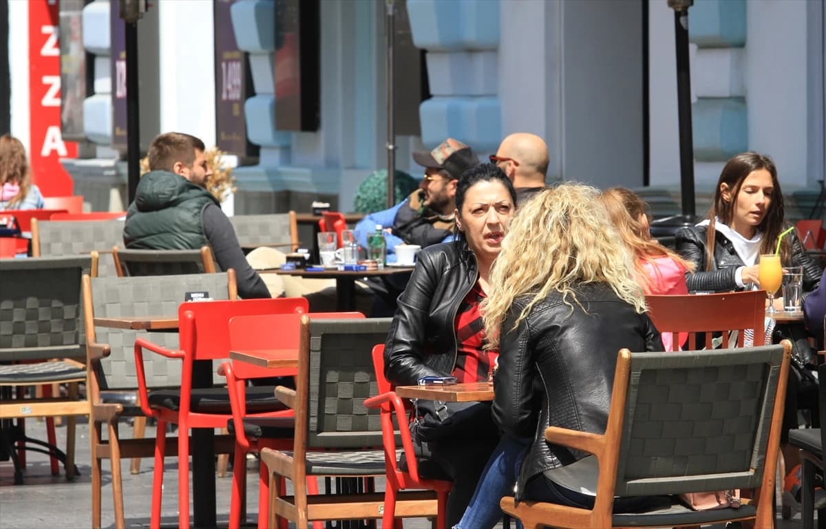 Beograd: Ponovo otvoreni kafići i restorani, građani u ljetnim baštama