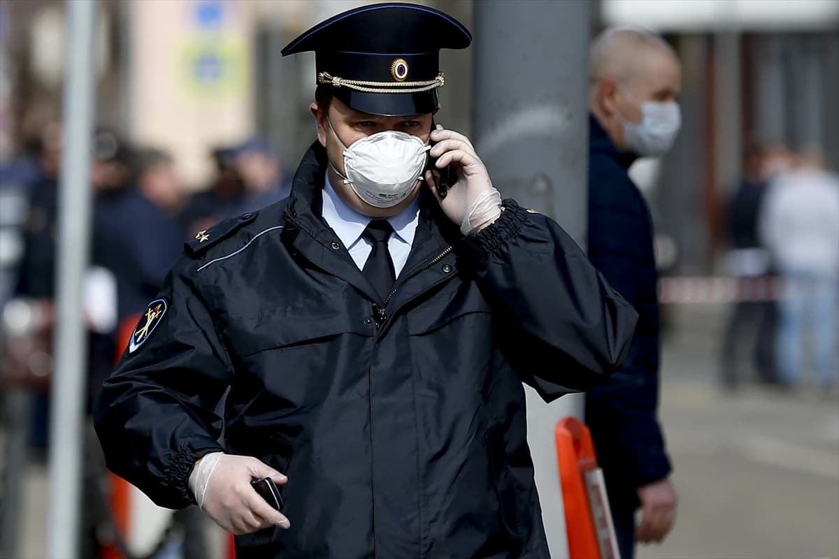 Radnici na ulicama Moskve uoči Međunarodnog praznika rada