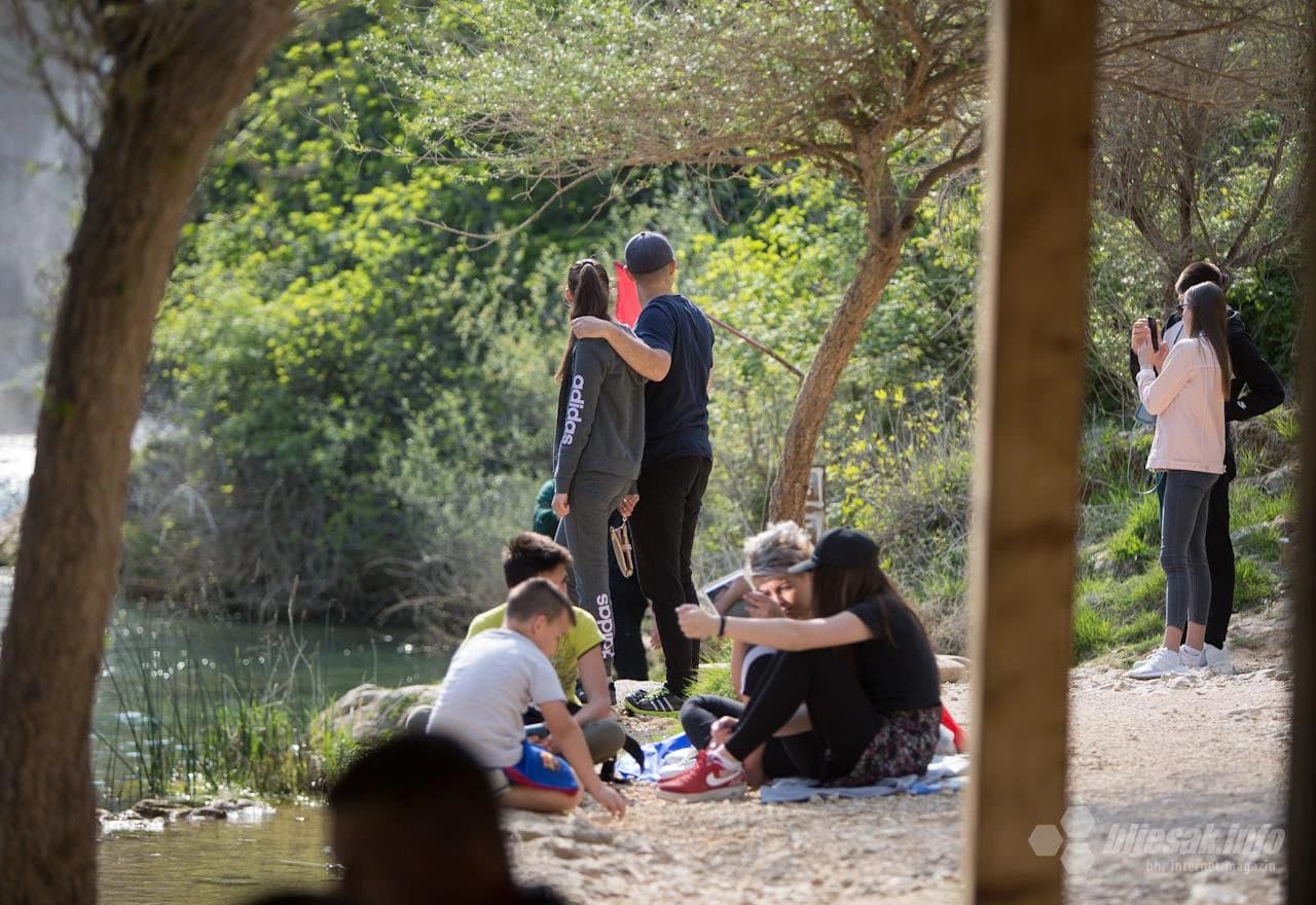Vodopad 'Kravica' prepun ljudi u doba pandemije