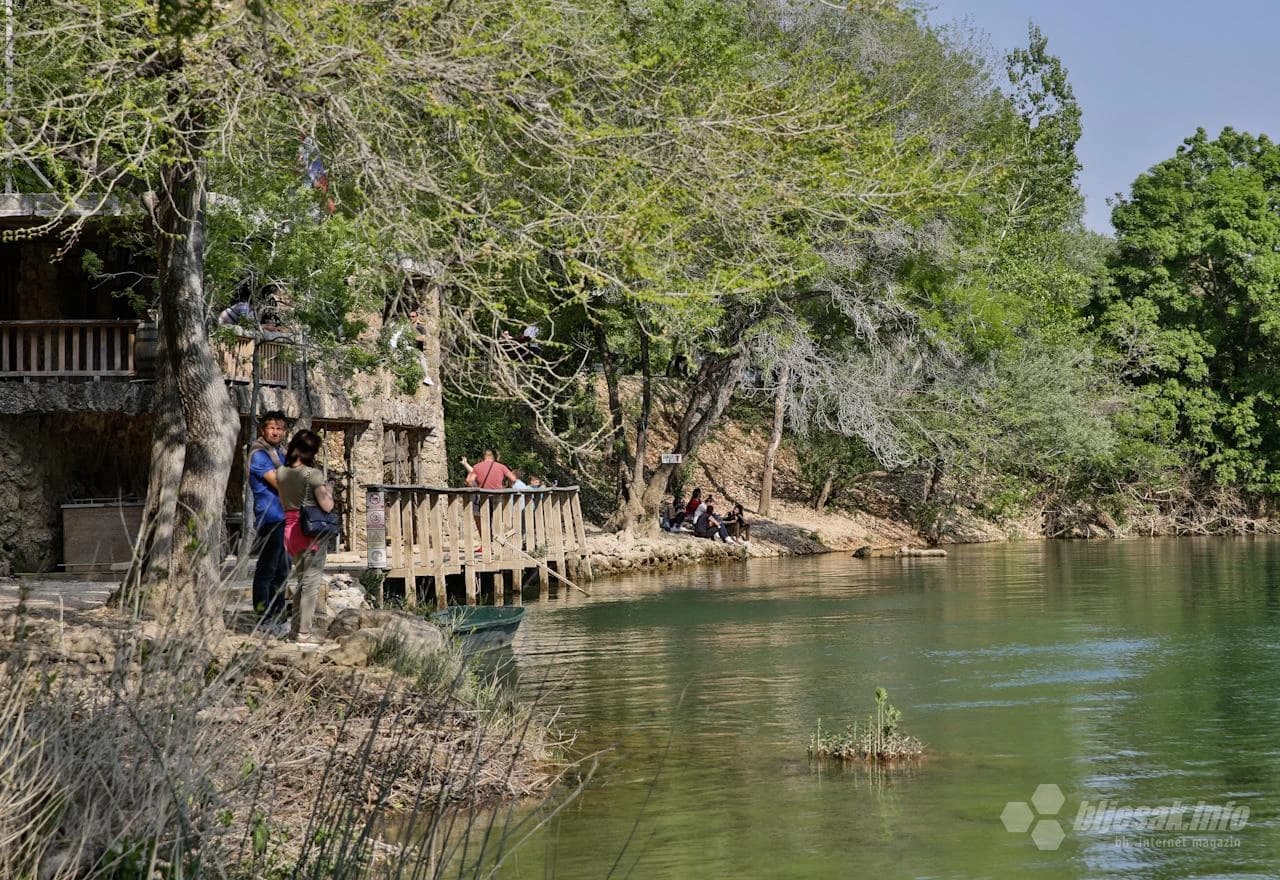 Vodopad 'Kravica' prepun ljudi u doba pandemije