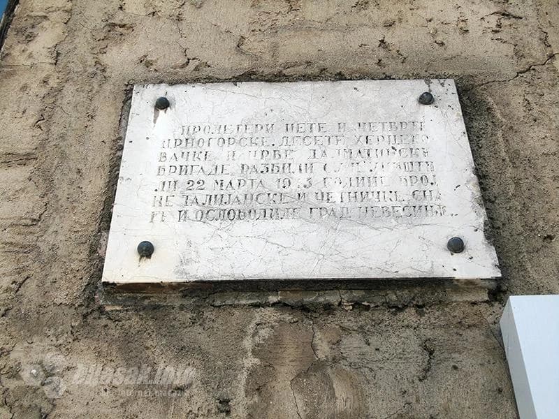 Jedna od bljedunjavih partizanskih spomen-ploča