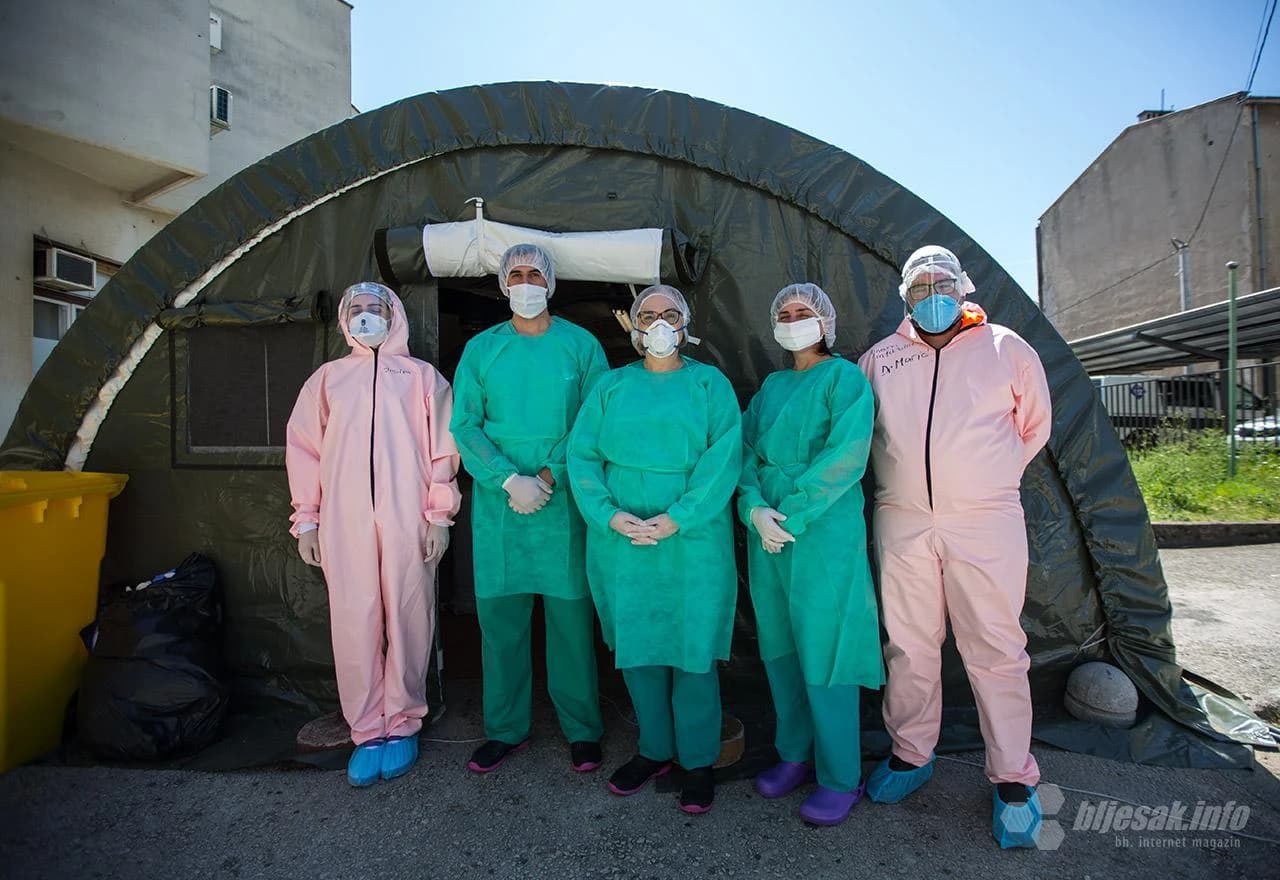 Ispred Dnevne bolnice COVID bolnice: Dr. Eugen Marić, Slađana Lukić, med. sestra, dr. Sanja Šanje Kukić, infektolog, dr. Stipe David Bušić i Josipa Bubalo, medicinska sestra(s desna na lijevo)