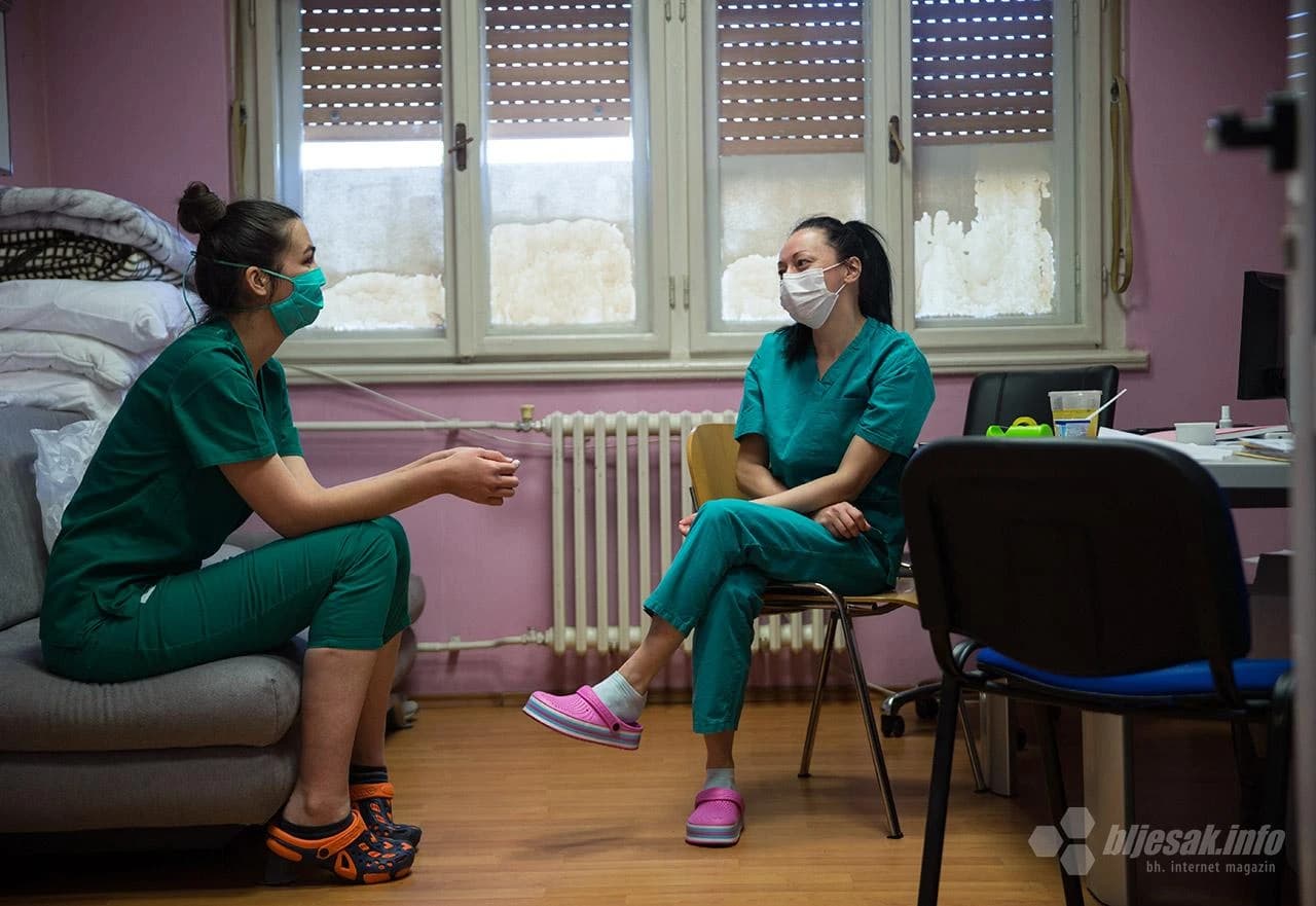 Medicinske sestre Anela Zadro i  Kristina Šunjić uspjele su uhvatiti trenutak za kratki predah
