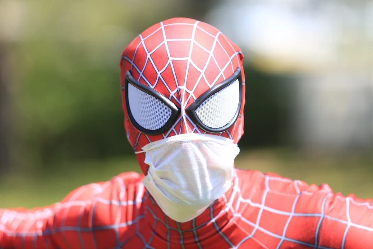 'Spiderman' u vrijeme pandemije pomaže starijim osobama