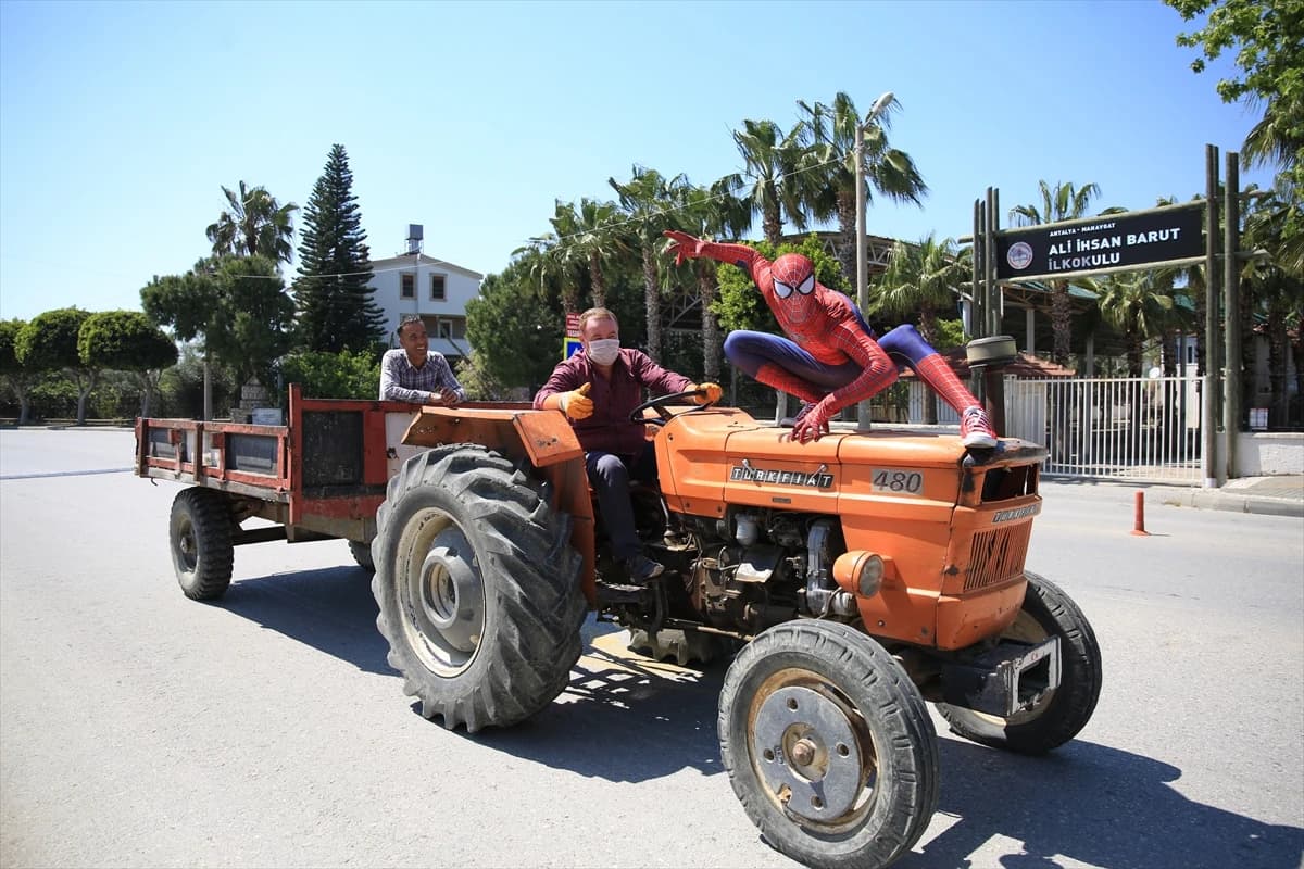 'Spiderman' u vrijeme pandemije pomaže starijim osobama