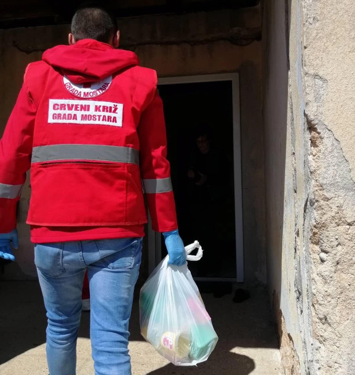 Djelatnici Crvenog križa u obavljanju svojih aktivnosti