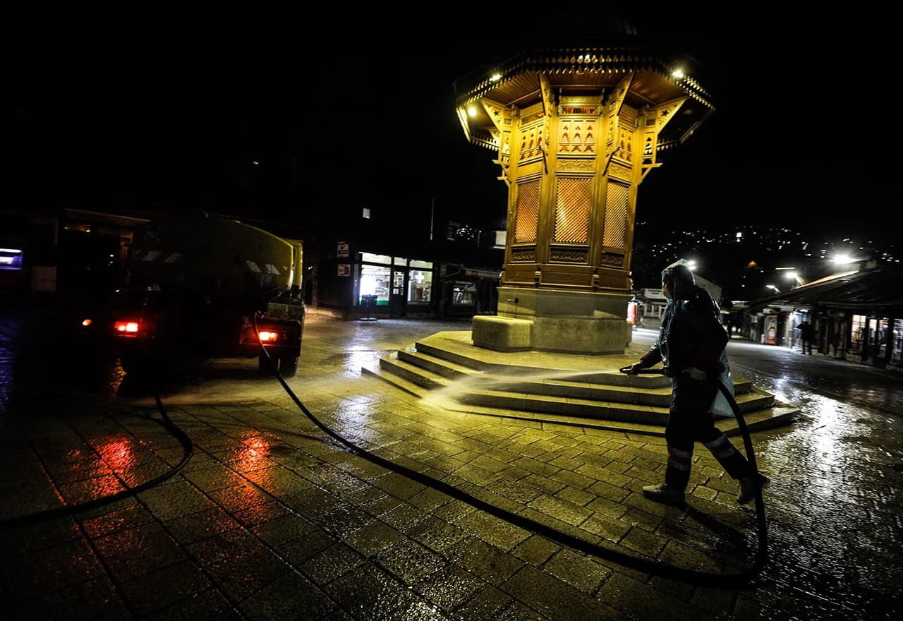 Dezinfekcija ulica u Sarajevu