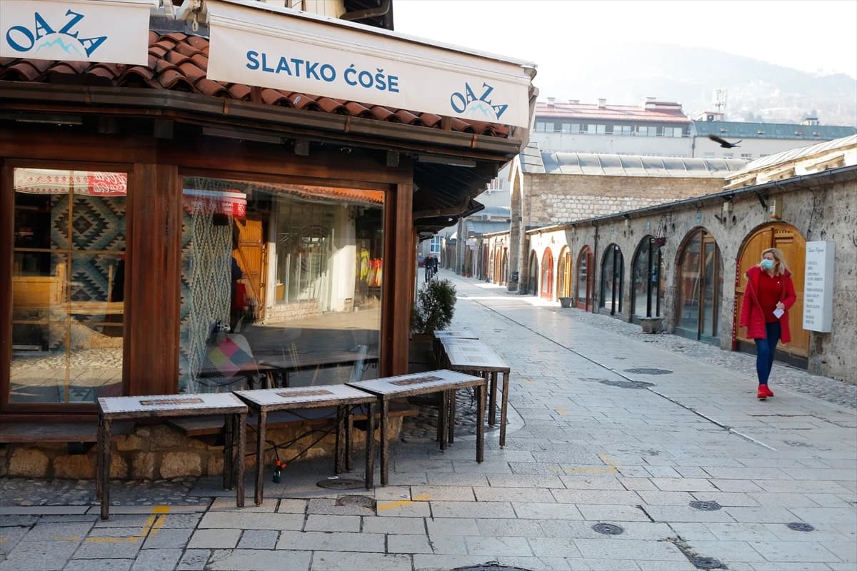 Zatvoreni kafići i restorani, ulice skoro prazne u Sarajevu