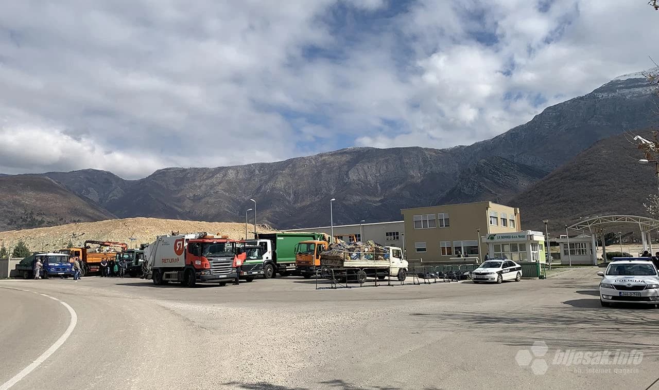 Kamioni na ulazu u mostarsku deponiju