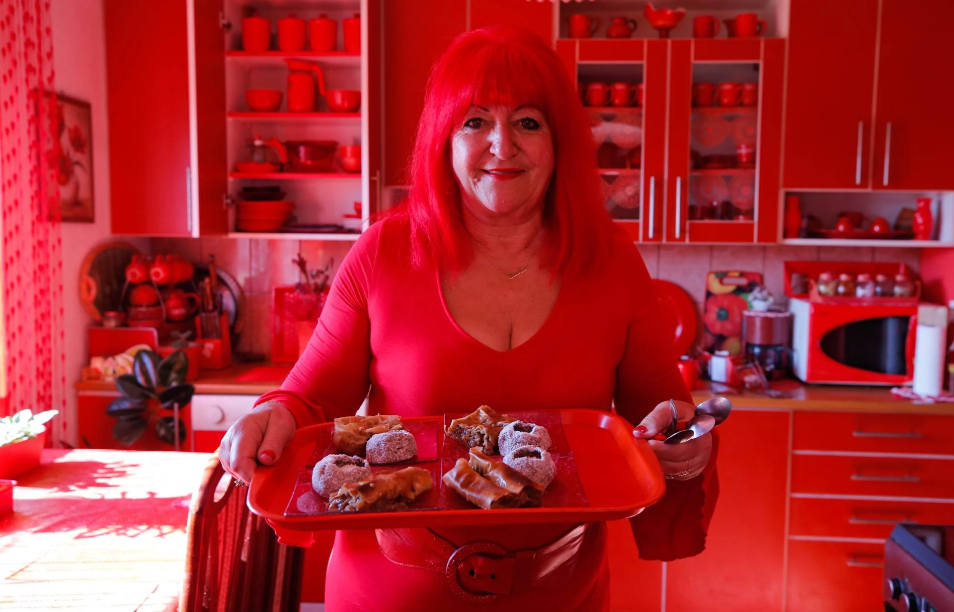 Žena koja voli crvenu boju