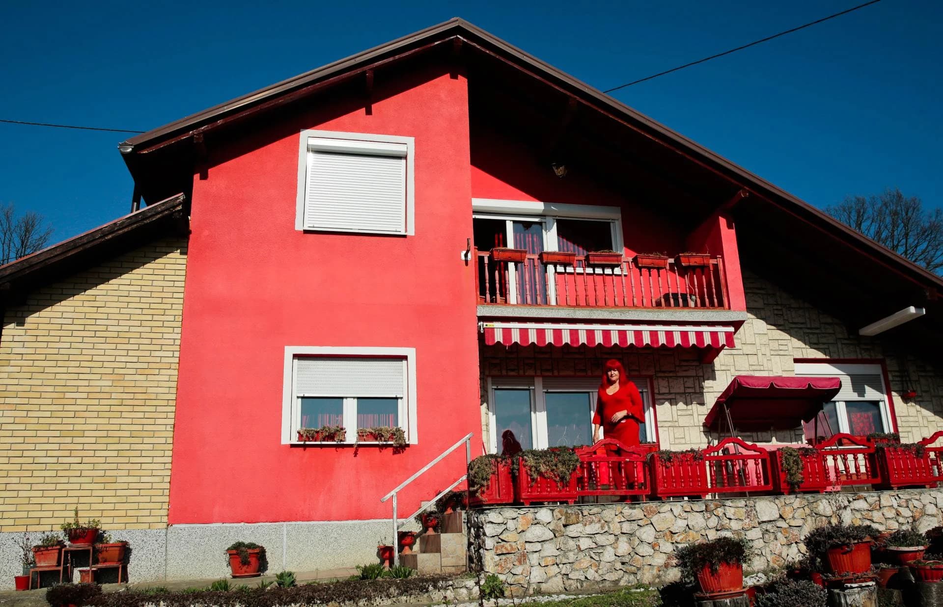 Žena koja voli crvenu boju