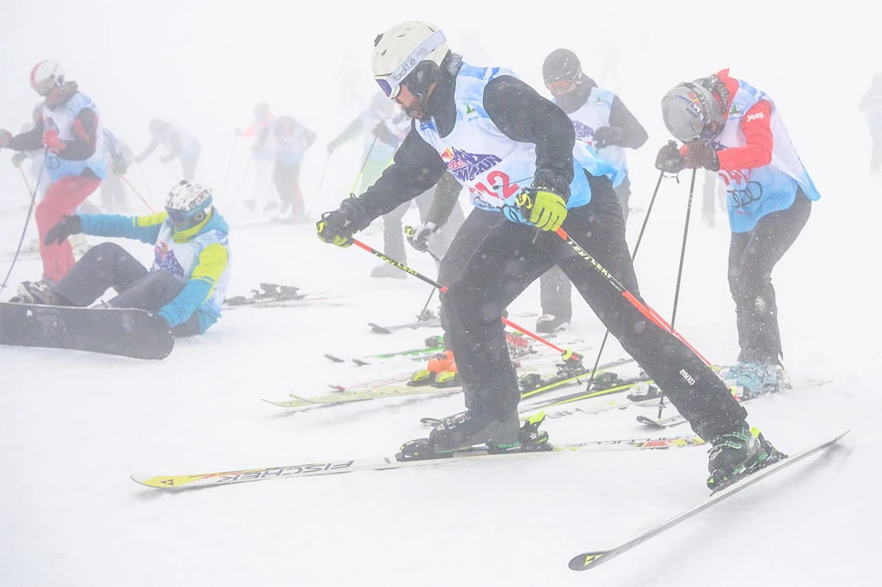 Unatoč magli i mećavi održan masovni spust na Jahorini