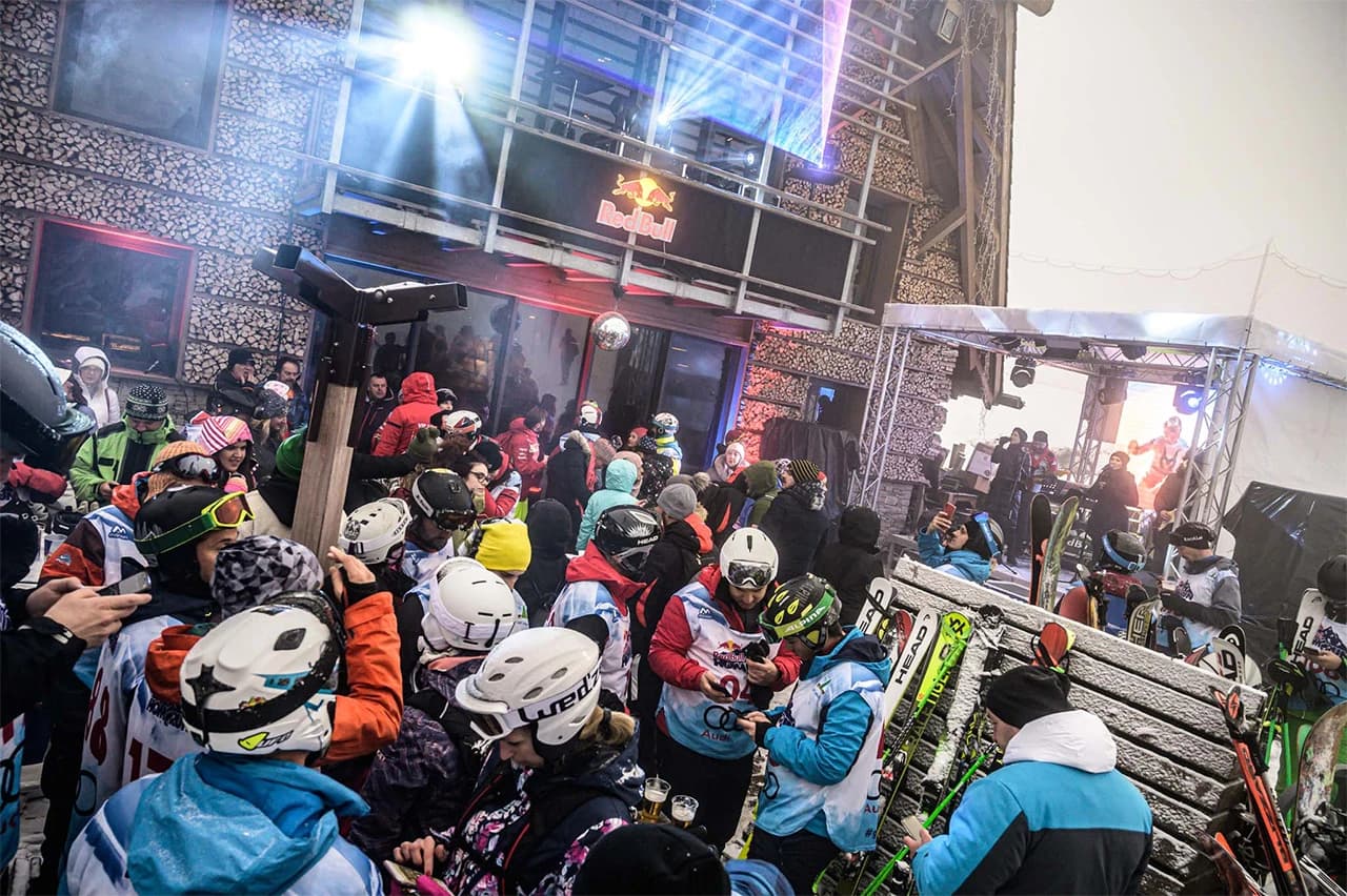 Unatoč magli i mećavi održan masovni spust na Jahorini