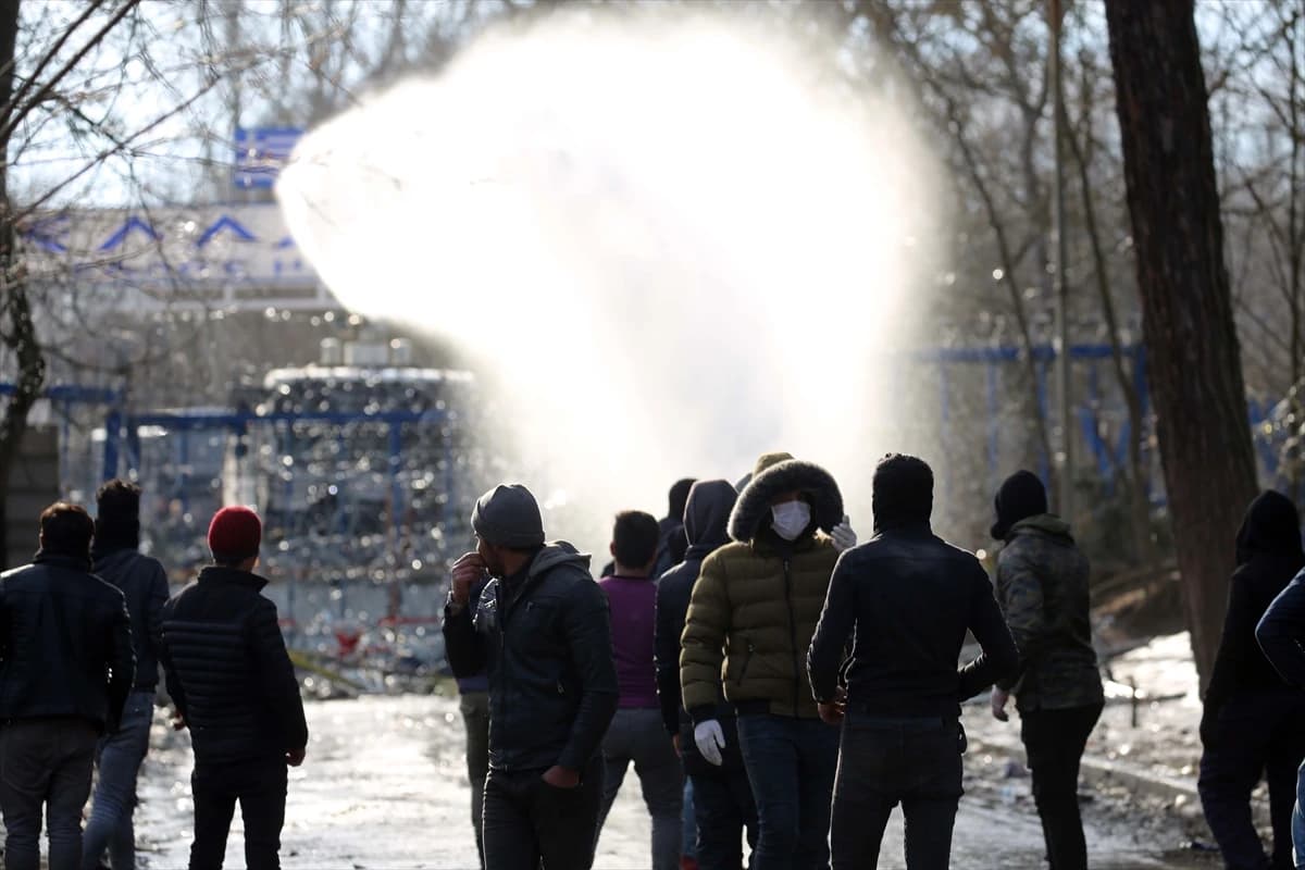 Grčke snage na migrante sa suzavcem i vodenim topovima