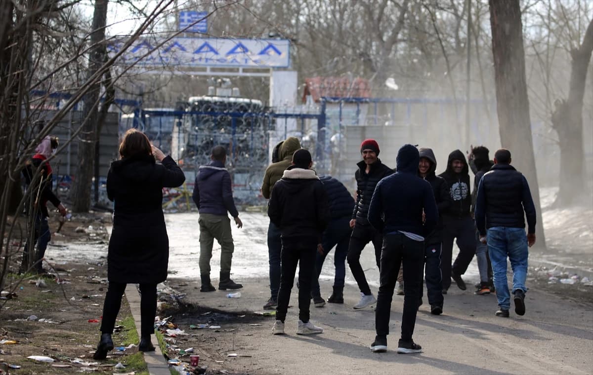 Grčke snage na migrante sa suzavcem i vodenim topovima