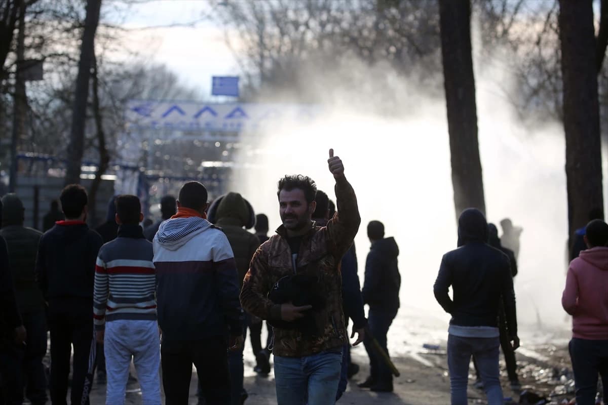 Grčke snage na migrante sa suzavcem i vodenim topovima