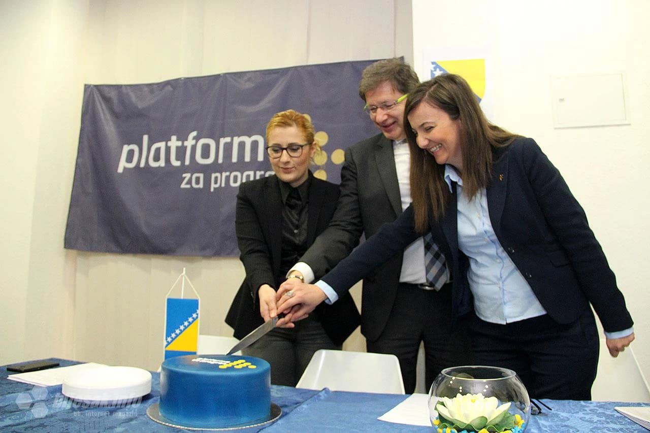 Prisutne su počastili tortom