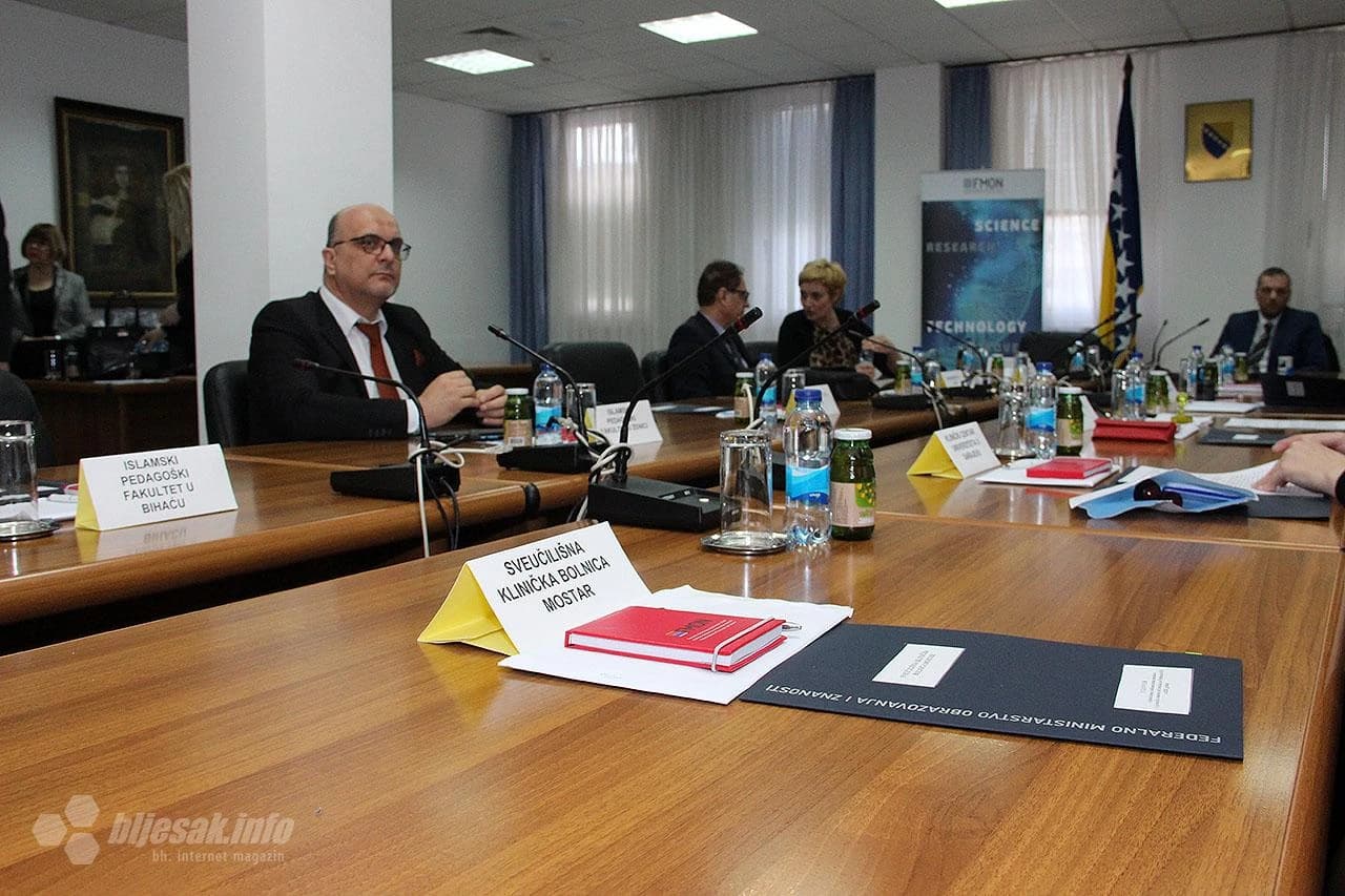 Detalj s potpisivanja ugovora