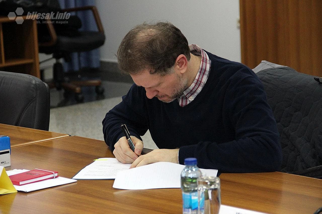 Detalj s potpisivanja ugovora