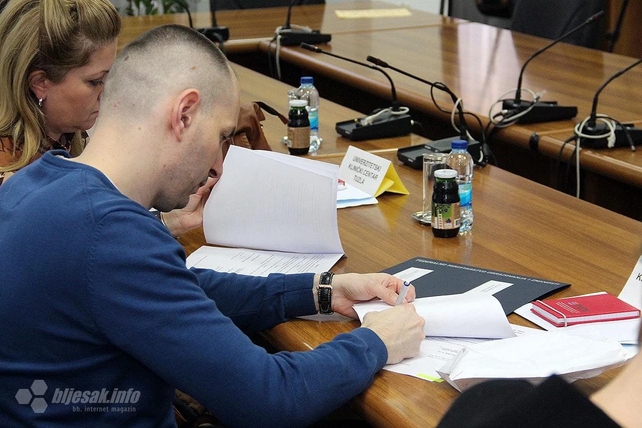 Detalj s potpisivanja ugovora