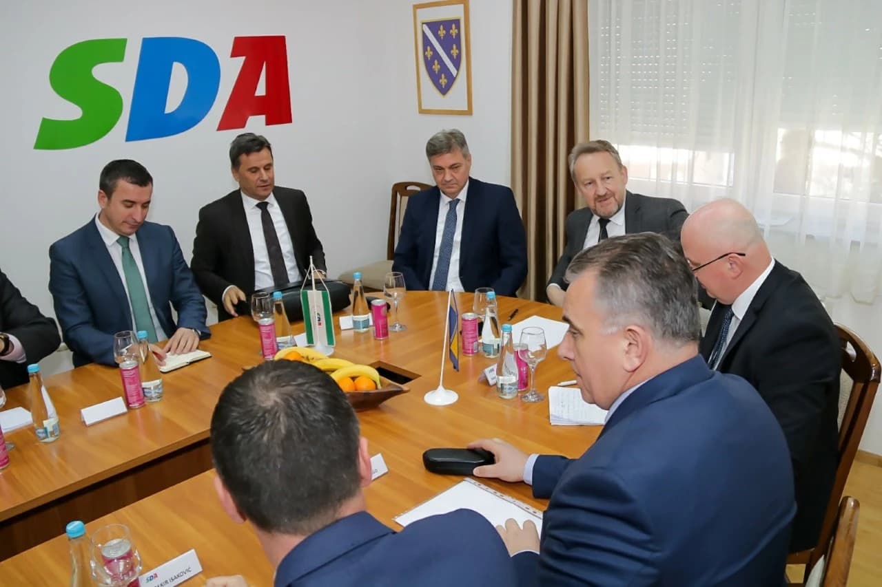 Izetbegović, Zvizdić i Novalić posjetili KO SDA HNK