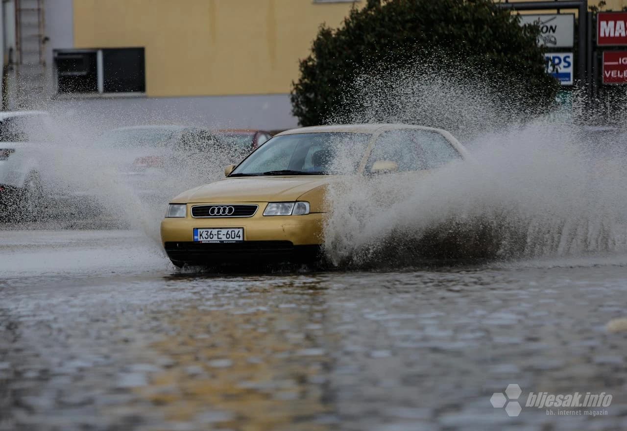 Automobilima kroz vodu na Bišću polju