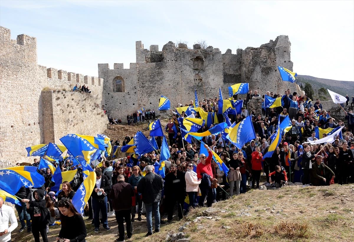 Oko 2.000 sudionika u defileu povodom Dana neovisnosti BiH i Dan Blagaja