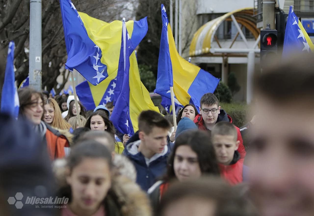 Mostar: Defileom kroz grad započela proslava Dana neovisnosti BiH