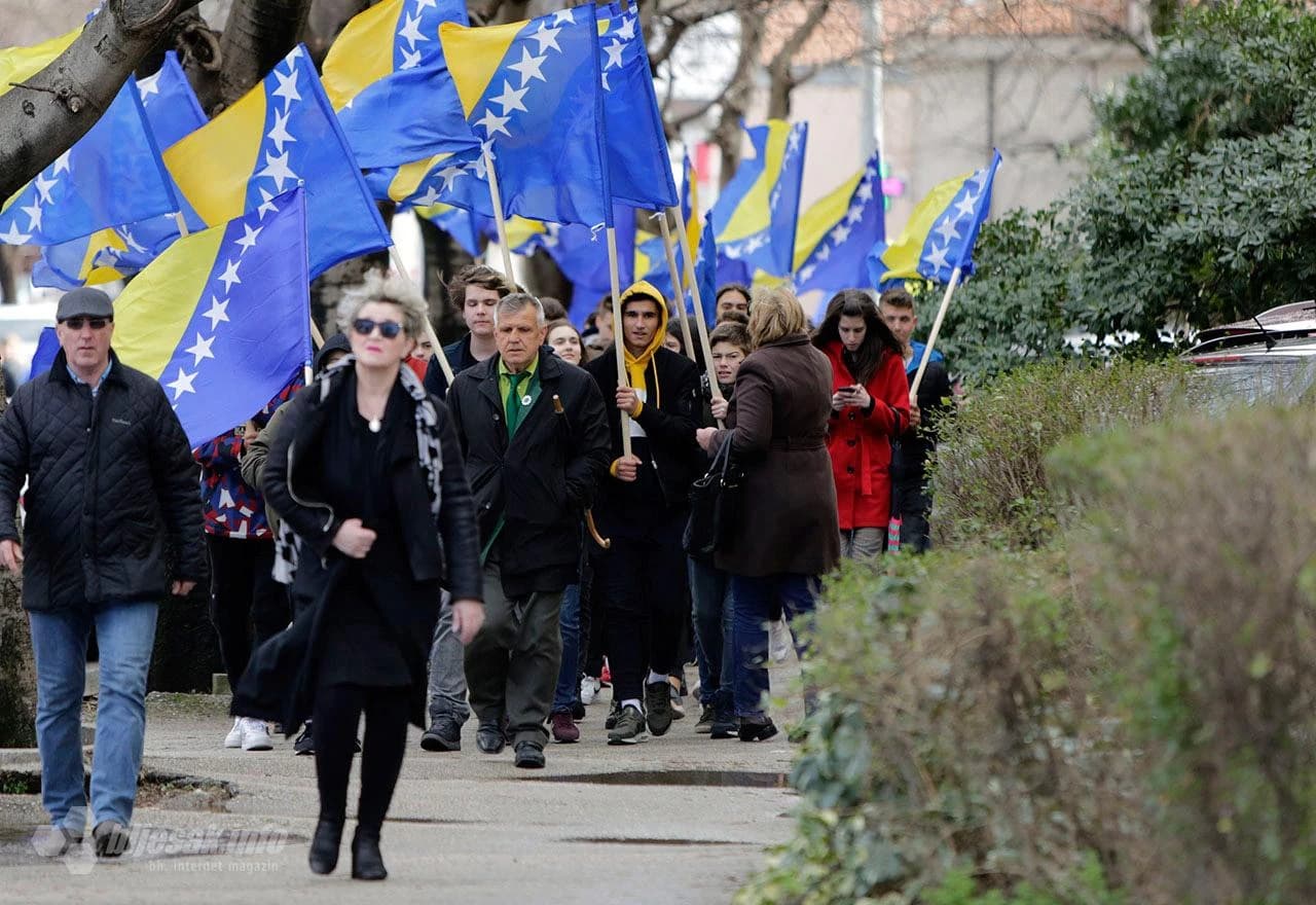 Mostar: Defileom kroz grad započela proslava Dana neovisnosti BiH
