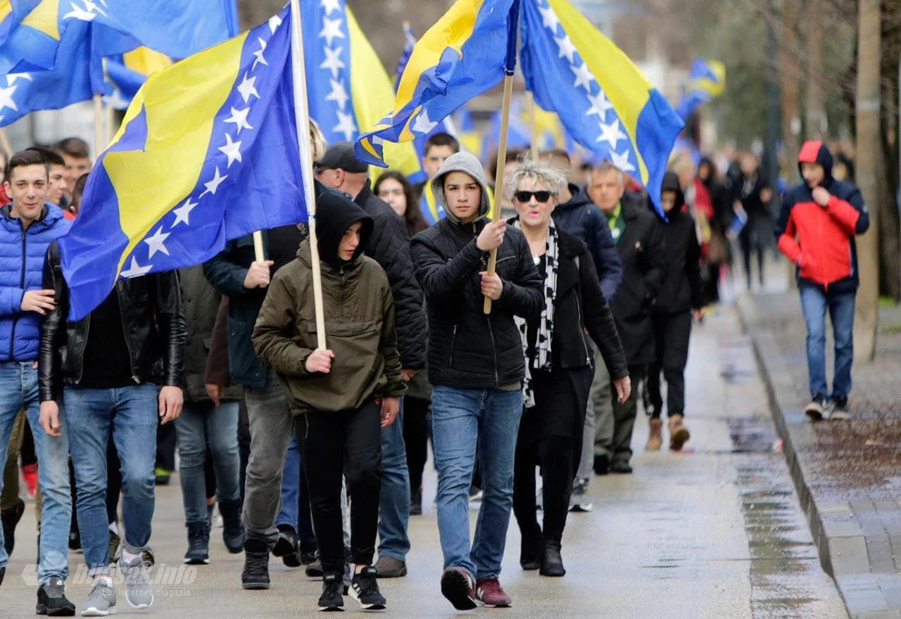 Mostar: Defileom kroz grad započela proslava Dana neovisnosti BiH