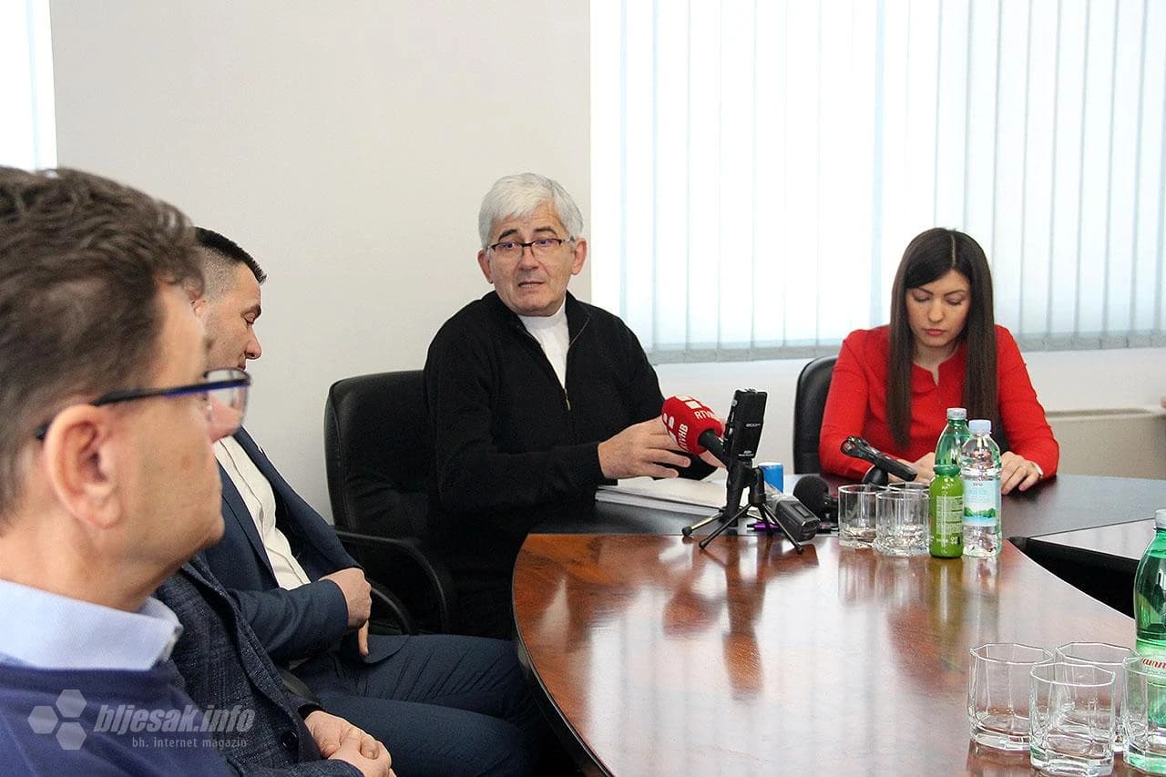 Detalj s potpisivanja ugovora