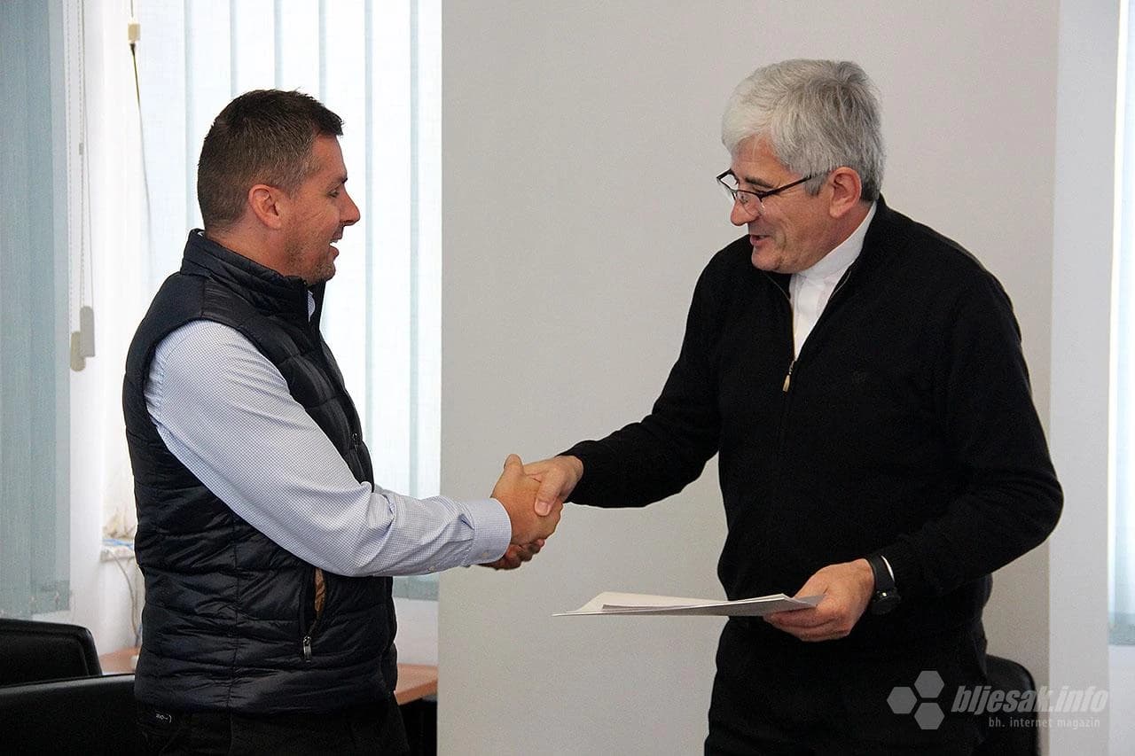 Detalj s potpisivanja ugovora