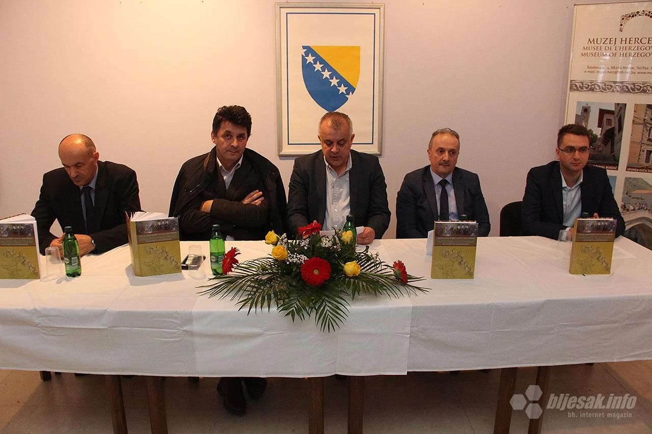 Detalj s predavanja i predstavljanja knjige