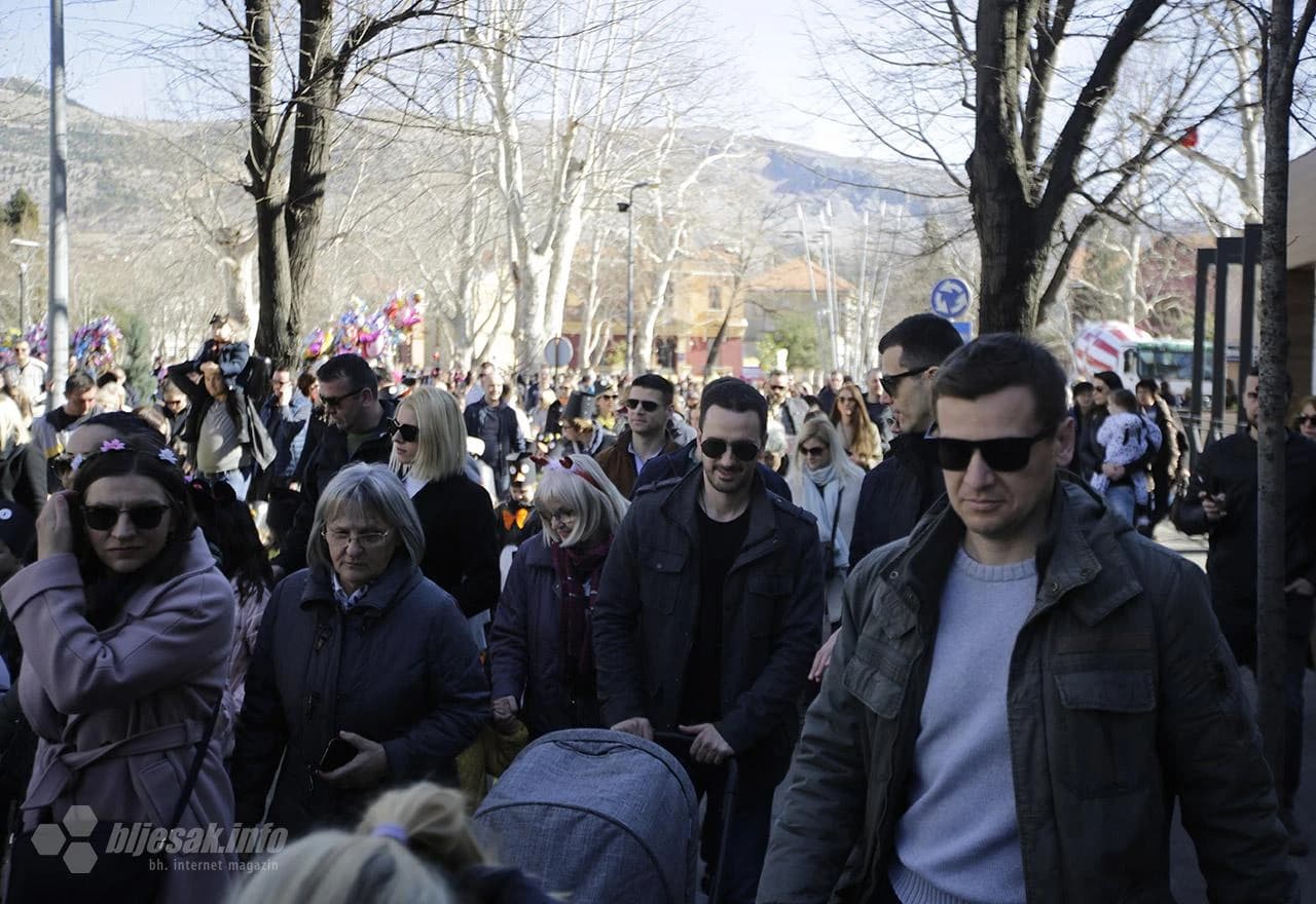 Svijet je lopta šarena: Maškare prodefilirale Mostarom