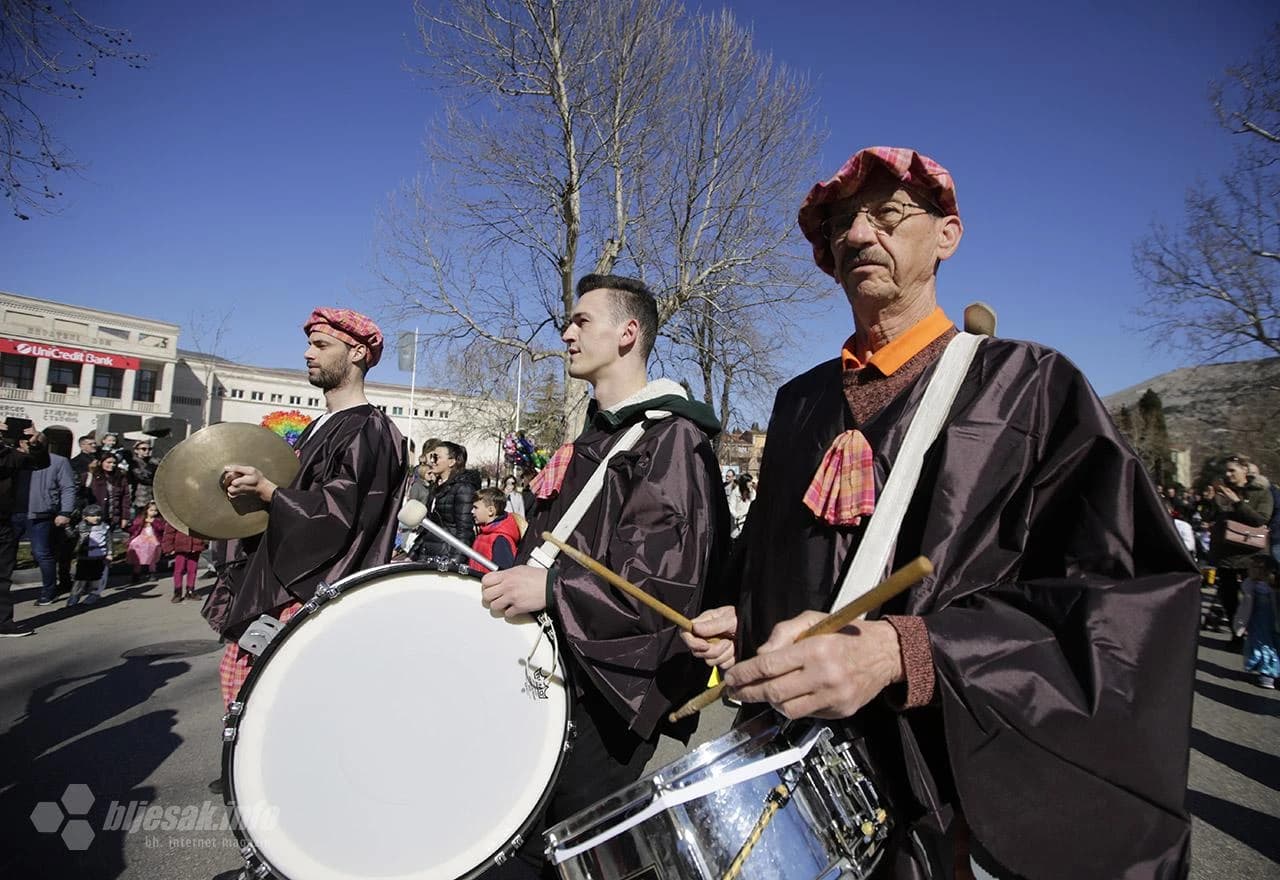 Svijet je lopta šarena: Maškare prodefilirale Mostarom