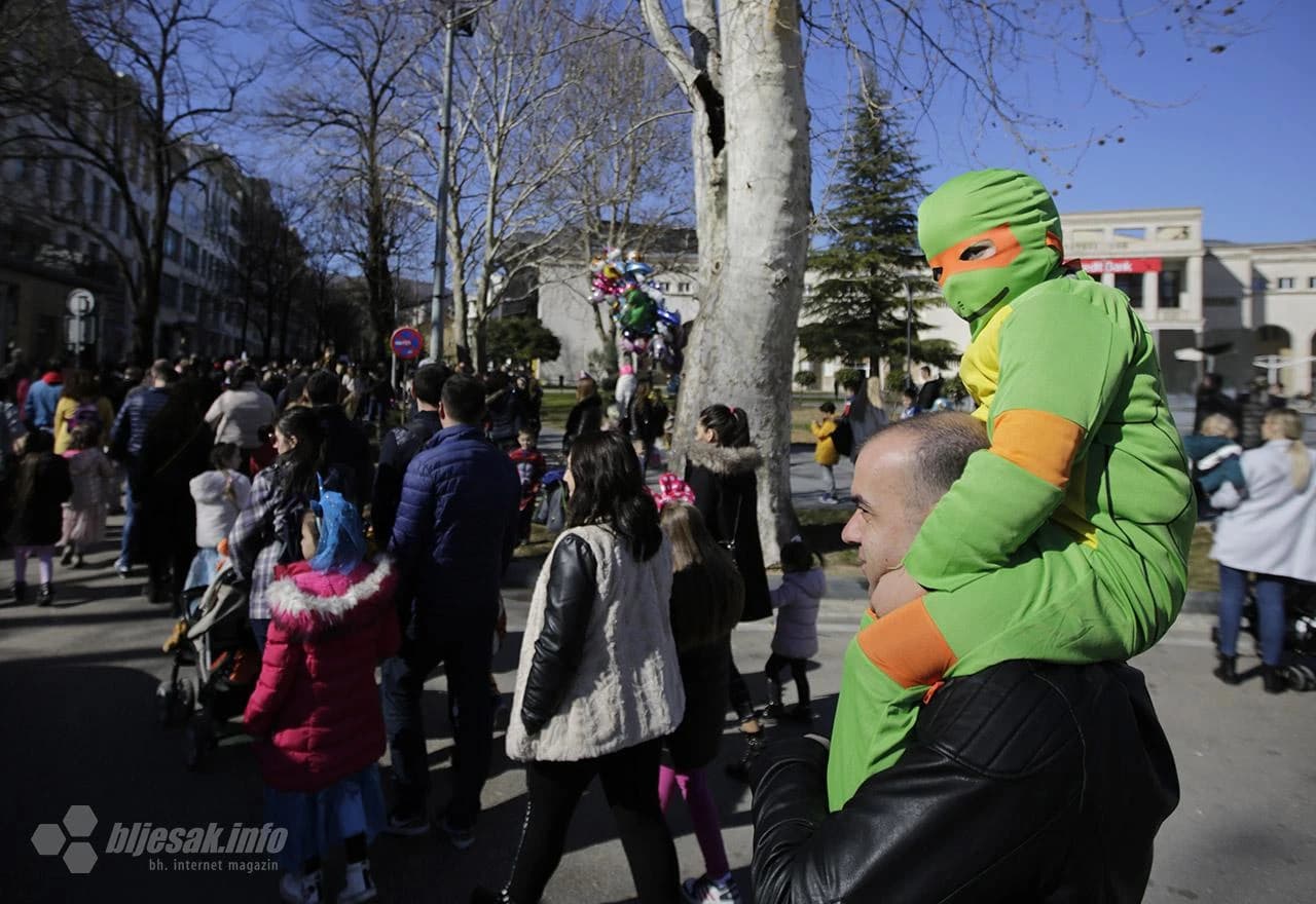 Svijet je lopta šarena: Maškare prodefilirale Mostarom