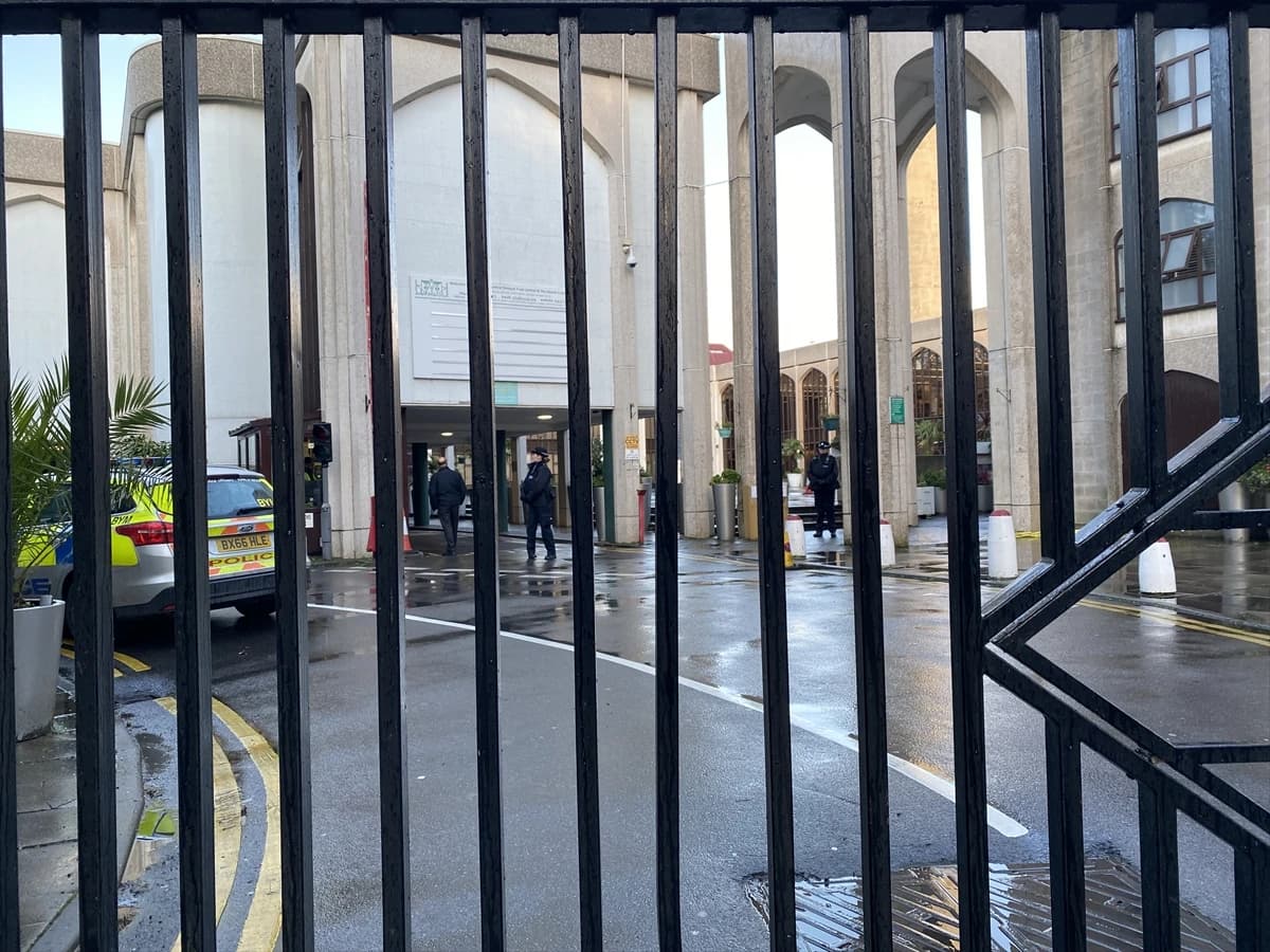 Napadač utrčao u džamiju i nožem napao vjerskog službenika