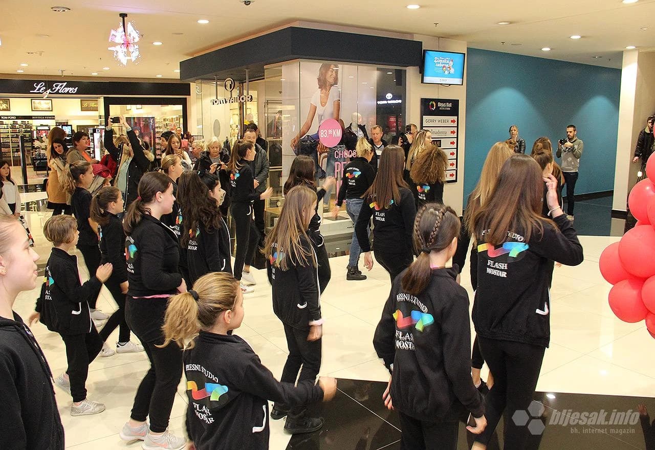 Detalj s plesnog performansa - Jedna milijarda ustaje