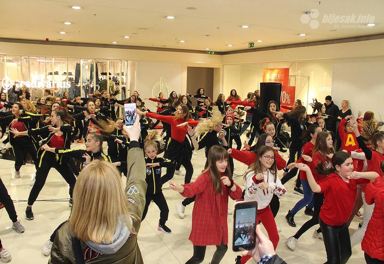 Detalj s plesnog performansa - Jedna milijarda ustaje