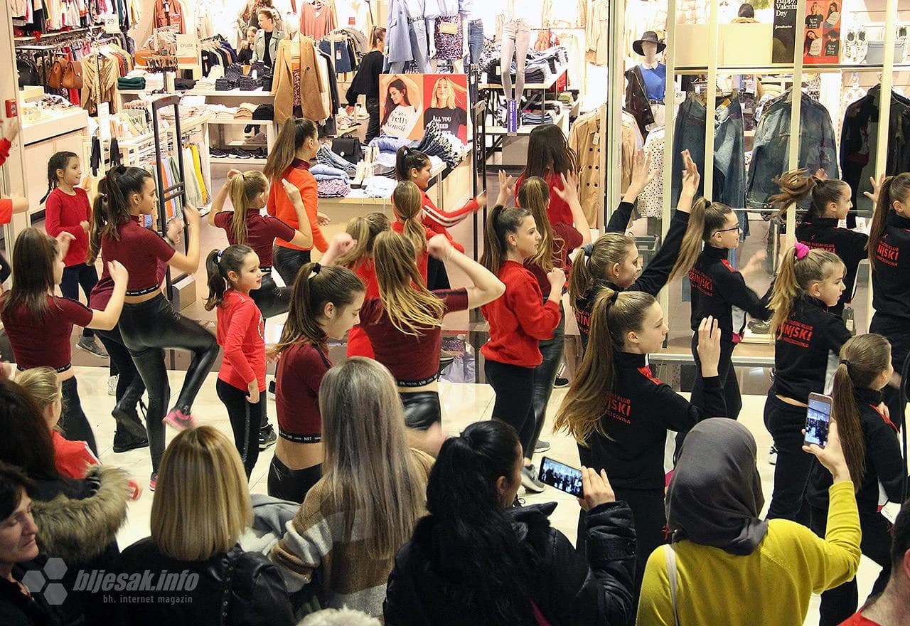 Detalj s plesnog performansa - Jedna milijarda ustaje