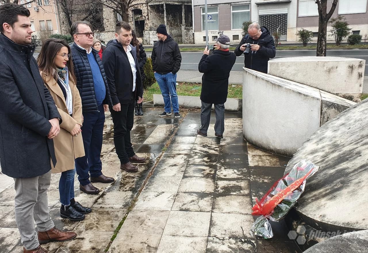 Polaganje cvijeća na spomen obilježju kod Doma zdravlja